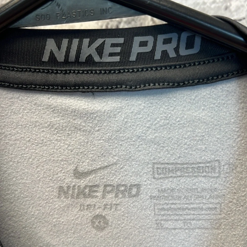 Nike Pro‎ shirt